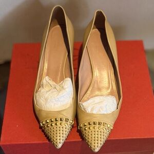 Gucci Gold Studded Beige Leather/Gold Studded Kitten Heels-Size 40.5